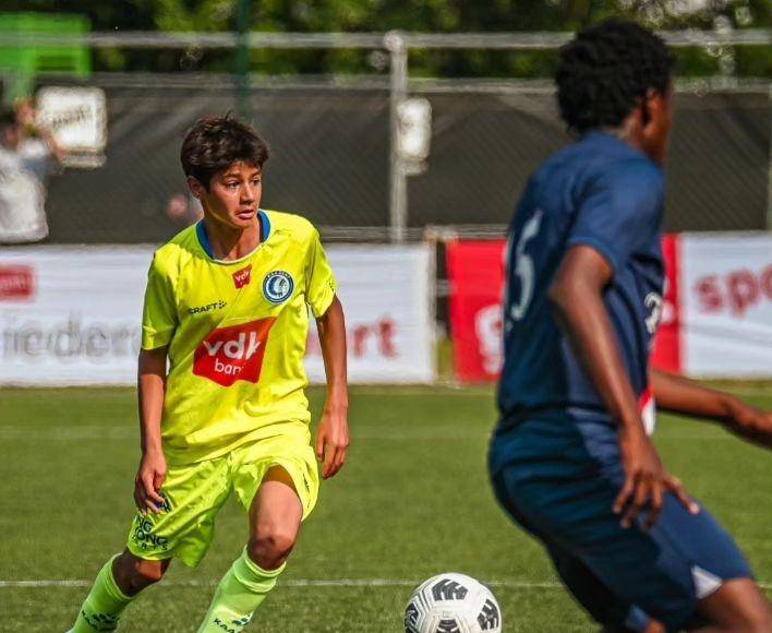 Víctor Vandenbroucke es lateral derecho y capitán del equipo Sub-16 del Genk de Bélgica, desde el 2023 representa a la selección juvenil de Bélgica Sub-16 con juegos oficiales.