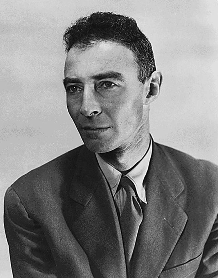 Dr. Robert Oppenheimer, físico atómico y líder del Proyecto Manhattan, foto tomada en 1944t.