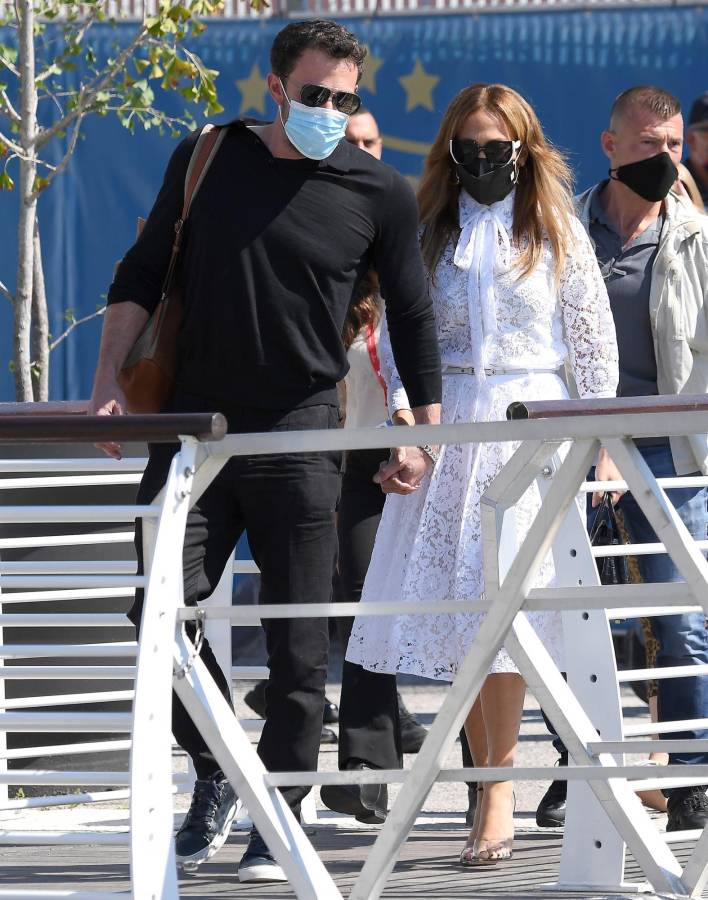 Ben Affleck y Jennifer López al momento de bajarse de un taxi acuático en Venecia, Italia.