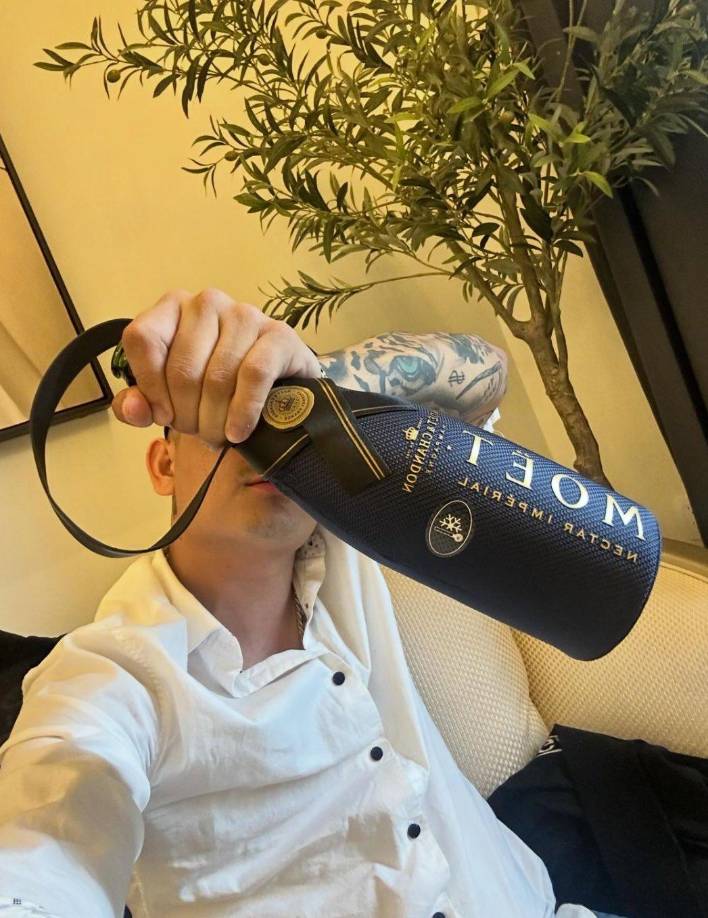 Además, las autoridades federales revelaron que estaba involucrado en el robo de hidrocarburos y que, en 2023, utilizaba sus redes para reclutar sicarios con conocimientos en armas de fuego.