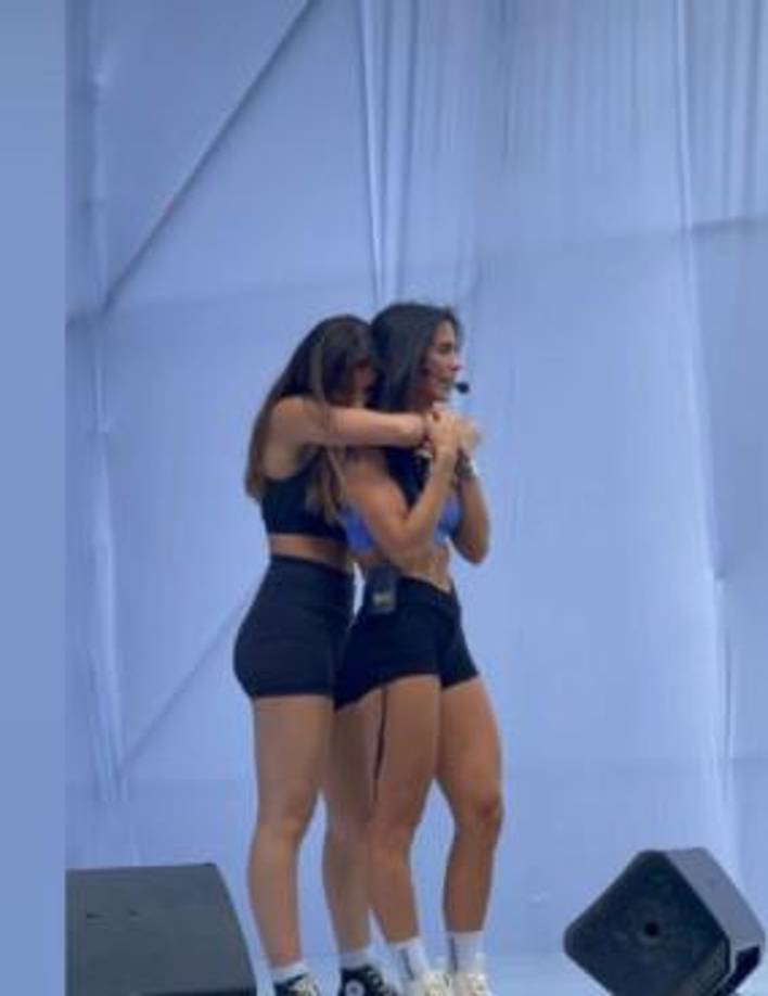 Regil compartió escenario con la presentadora hondureña Loren Mercadal. 