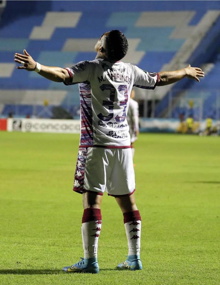 Así celebró Michaell Chirinos su golazo en el Nacional, mientras en las gradas le gritaban de todo los aficionados del Motagua. Cabe destacar que el hondureño salió del Olimpia.