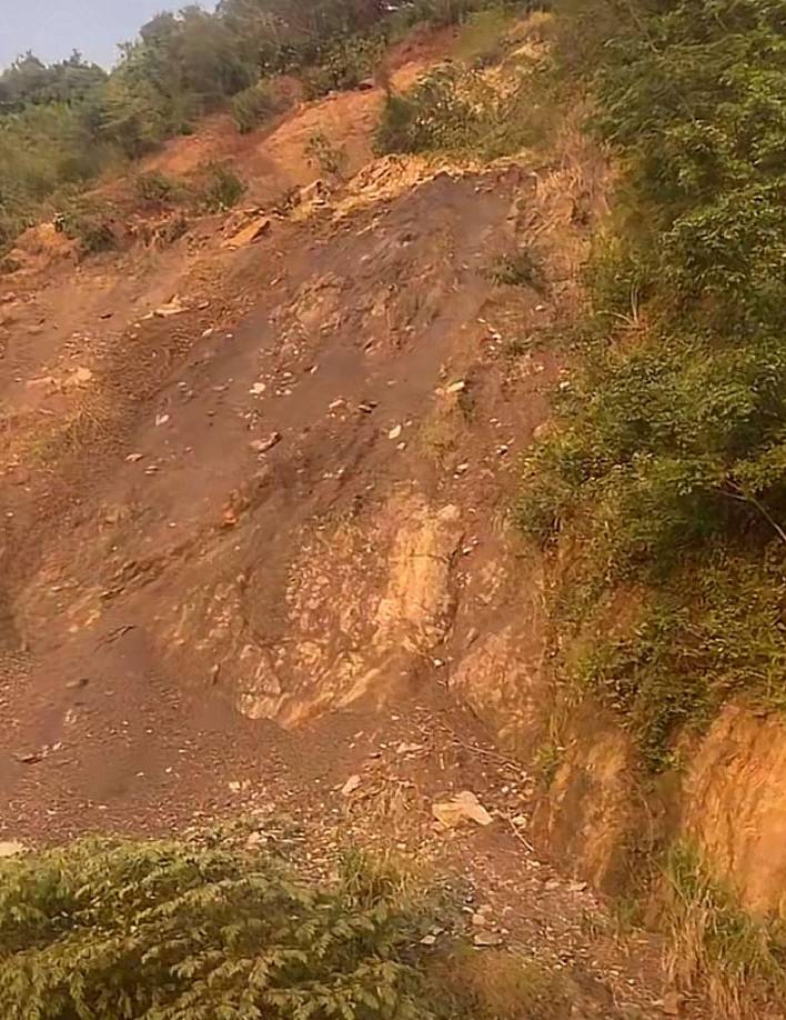 Un fuerte deslizamiento de tierra bloquea nuevamente el paso vehicular en esta importante carretera de Honduras.