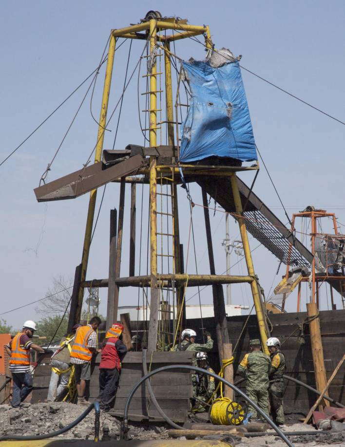 La funcionaria explicó que el aparato tiene una cámara de alta resolución y luz para grabar hasta unos 250 metros de profundidad, de manera que los buzos de la secretaría de Defensa puedan identificar posibles obstáculos “sin poner en riesgo” la vida de los rescatistas.