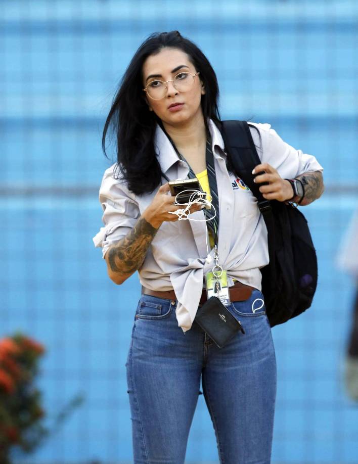 La periodista deportiva de Canal 11, Rosa Alvarado, llegó al estadio Olímpico para dar cobertura al derbi sampedrano.