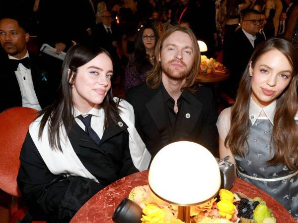 Billie Eilish con su hermano Finneas O’Connell, y la ahora esposa de él, Claudia Sulewski.