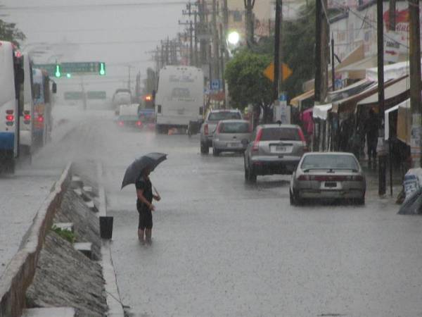 El Centro Nacional de Huracanes de Estados Unidos pronosticó que el fenómeno climático seguirá debilitándose mientras avanza hacia el estado mexicano de Quintana Roo, pero advierte que las precipitaciones en la zona continuarán.