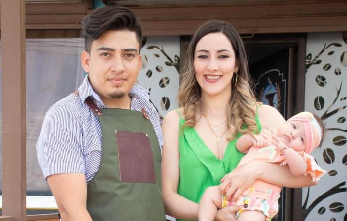 Henrri, Laura y Bella, su bebita de cinco meses.