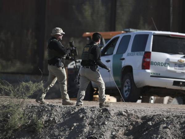 Elementos de la Patrulla Fronteriza custodian en la franja fronteriza en Ciudad Juárez (México), frontera con El Paso, Texas. Imagen de archivo.