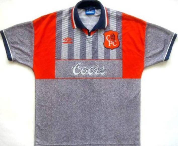 Camiseta del Chelsea en la temporada 1995. El conjunto londinense vistió este completo adefesio textil, sus propios seguidores le decían la 'pijama'.