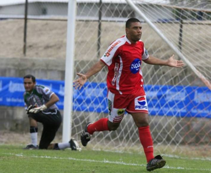 Ney Costa: El delantero brasileño llegó a Honduras para quedarse. Hizo su carrera en clubes como Deportes Savio, Real España, Vida, Atlético Choloma.