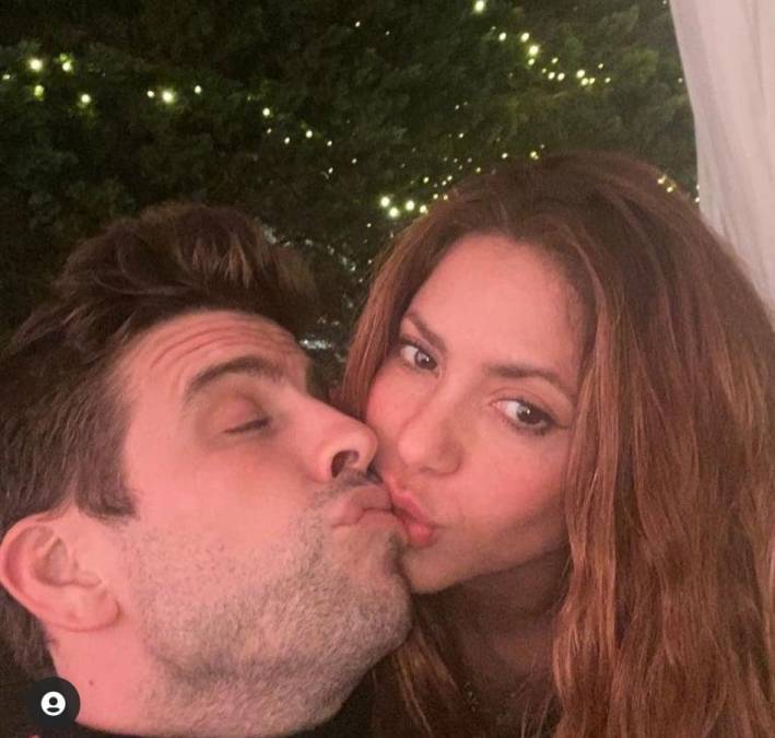 Shakira sorprendió a sus seguidores al compartir esta fotografía en donde se puede ver el beso que le dio a Piqué.