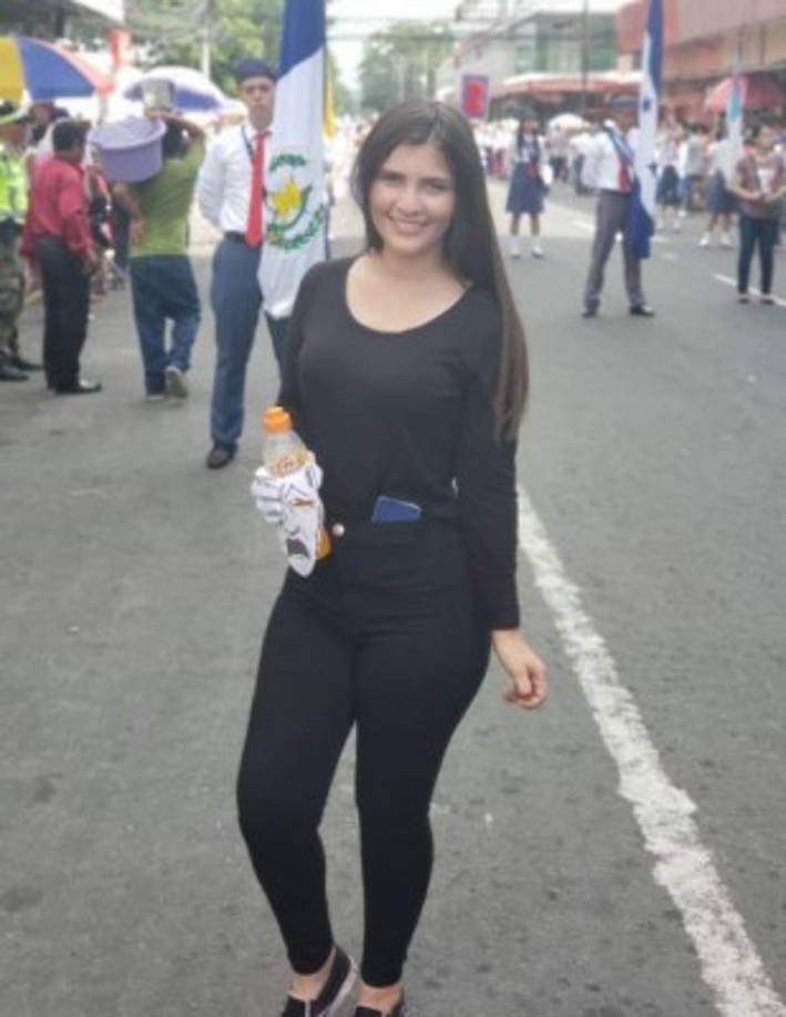 Durante los desfiles en Honduras resaltaron las bellas damas que participaron y las que fueron parte de la audiencia.<br/>