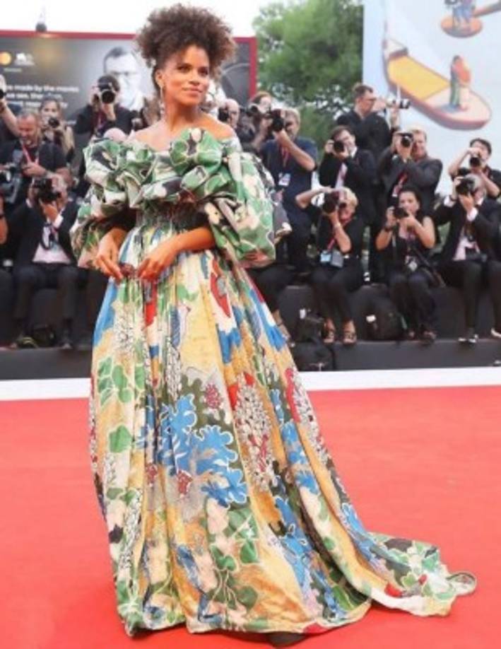 La actriz alemana Zazie Beetz en un colorido Valentino.