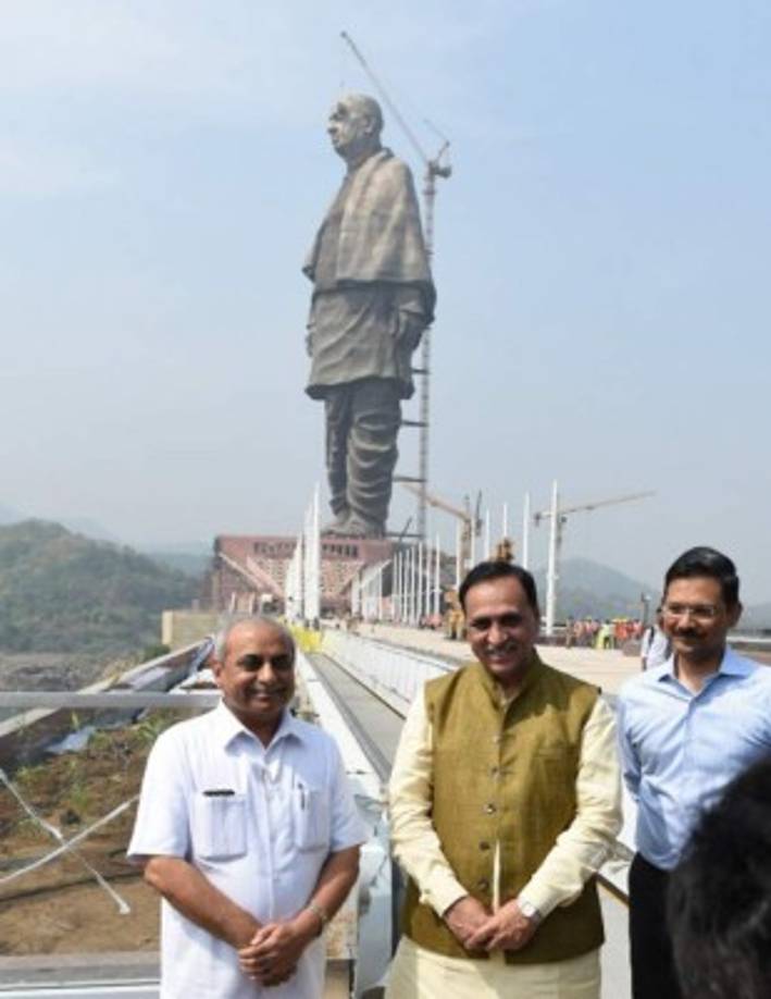 Parte de la escultura, de cerca de 100,000 toneladas, se realizó en China, y se necesitaron cuatro años de trabajo y la intervención de más de 3,000 obreros para erigirla.