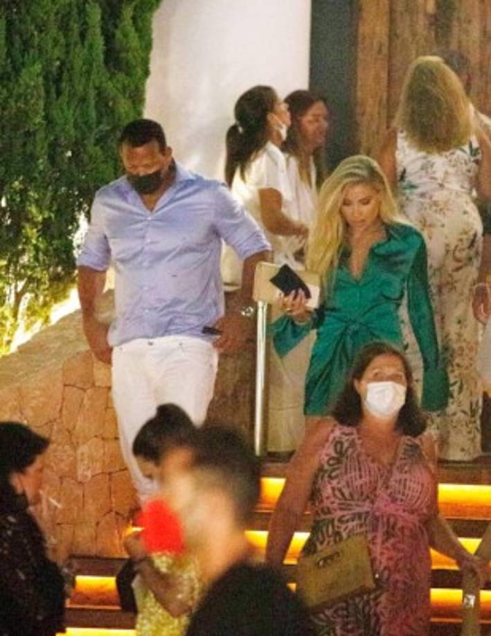 Asimismo, Alex se vio muy bien acompañado y reconfortado por grandes amigos como la pareja formada por la cantante Jessie James Decker y su marido Eric y la periodista deportiva Melanie Collins, con quienes ha compartido travesía.