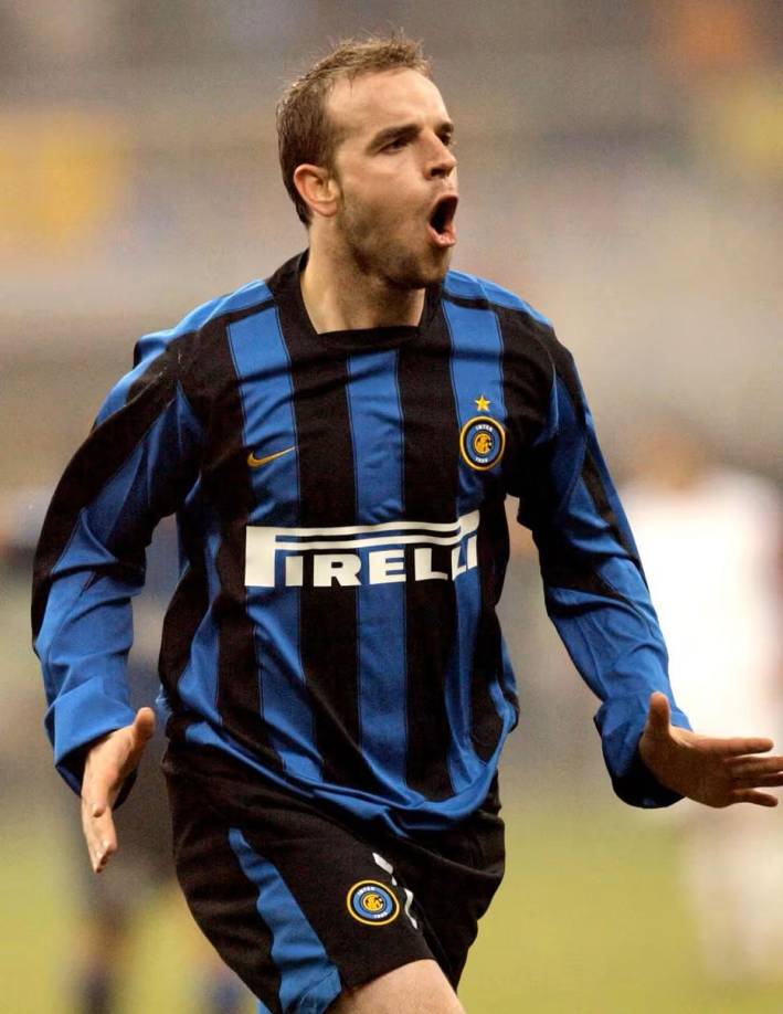 Andy Van Der Meyde - Jugador holandés, acabó su carrera futbolística a los 31 años de edad. Tuvo problemas familiares y era adicto a las drogas y al alcohol, lo que le llevó a la ruina. En más de una ocasión, el centrocampista dijo que se arrepentía y que estaba avergonzado de no haberse esforzado más por superar dichos problemas.