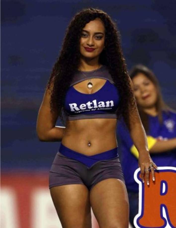 La sexy Diana Johnson, edecán de Retlan, en la cancha del estadio Olímpico.