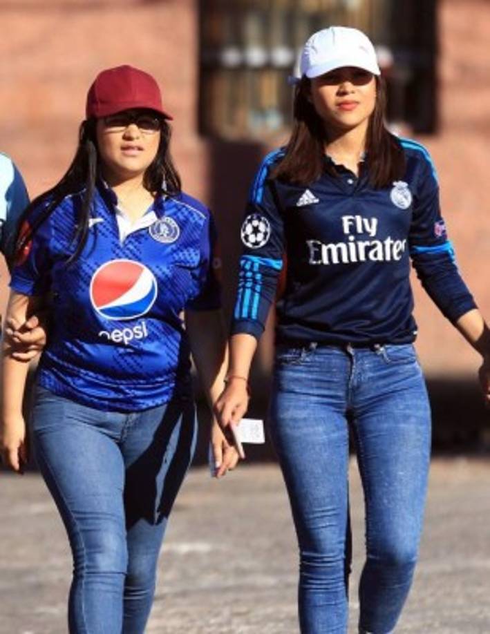 Aficionadas del Motagua llegando al estadio Nacional.