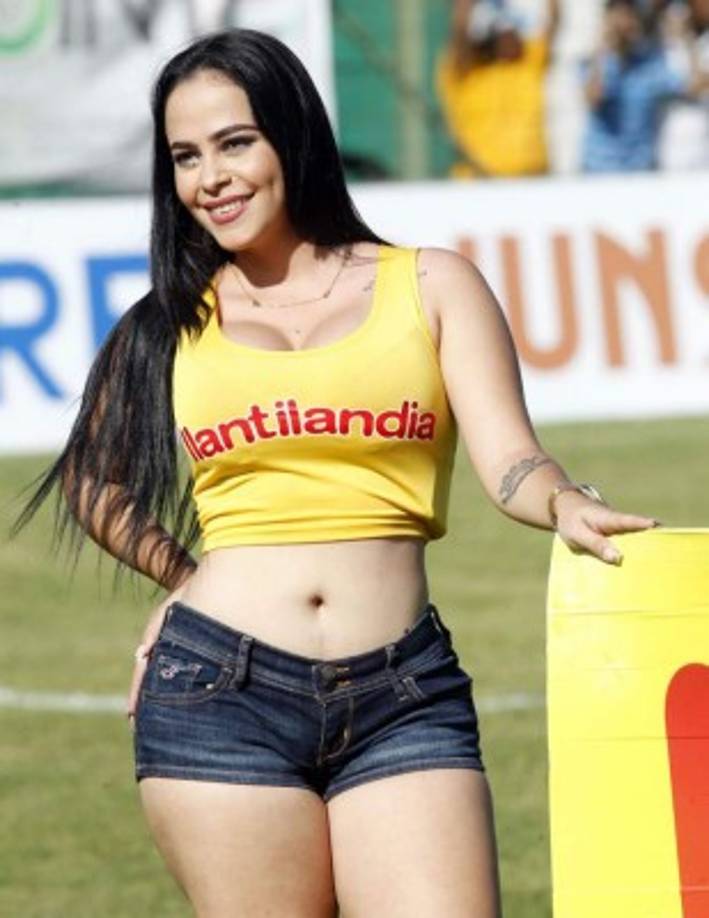 Ella es la bellísima edecán Jeimy Álvarez robó muchas miradas en el estadio Yankel Rosenhal.