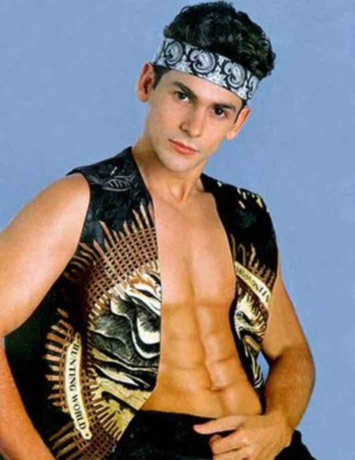 Flavio César tenía una carrera prometedora en el mundo de las novelas y la música y un día dejó todo para ser cristiano. Ahora le canta a Jesús y es un pastor.