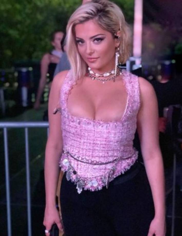 'Hace poco un ejecutivo musical MASCULINO me aseguró que me estaba haciendo demasiado mayor y que mi 'marca' resultaba confusa porque... soy compositora y al mismo tiempo publico fotografías sexys en Instagram y eso no es lo que se supone que hacen las cantautoras, especialmente las de mi edad', ha desvelado en un largo comunicado en el que recuerda, aún con incredulidad, que sigue siendo oficialmente una veinteañera. <br/>