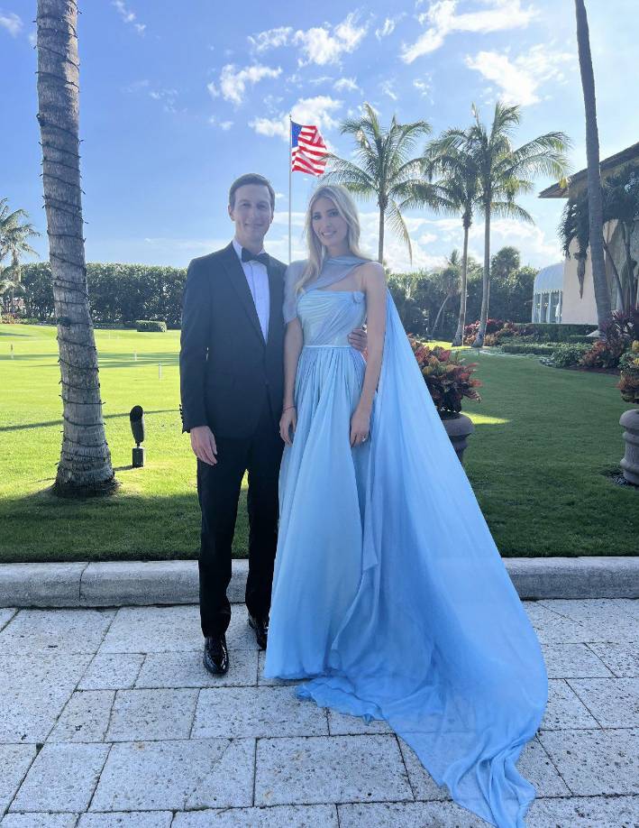 Ivanka, la dama de honor de su hermana menor, lució elegante con un diseño azul pastel.