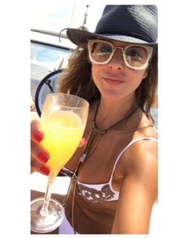 La protagonista de 'La Ingobernable' disfrutó de las tradicionales 'mimosas' mientras estuvo de paseo por Ibiza.