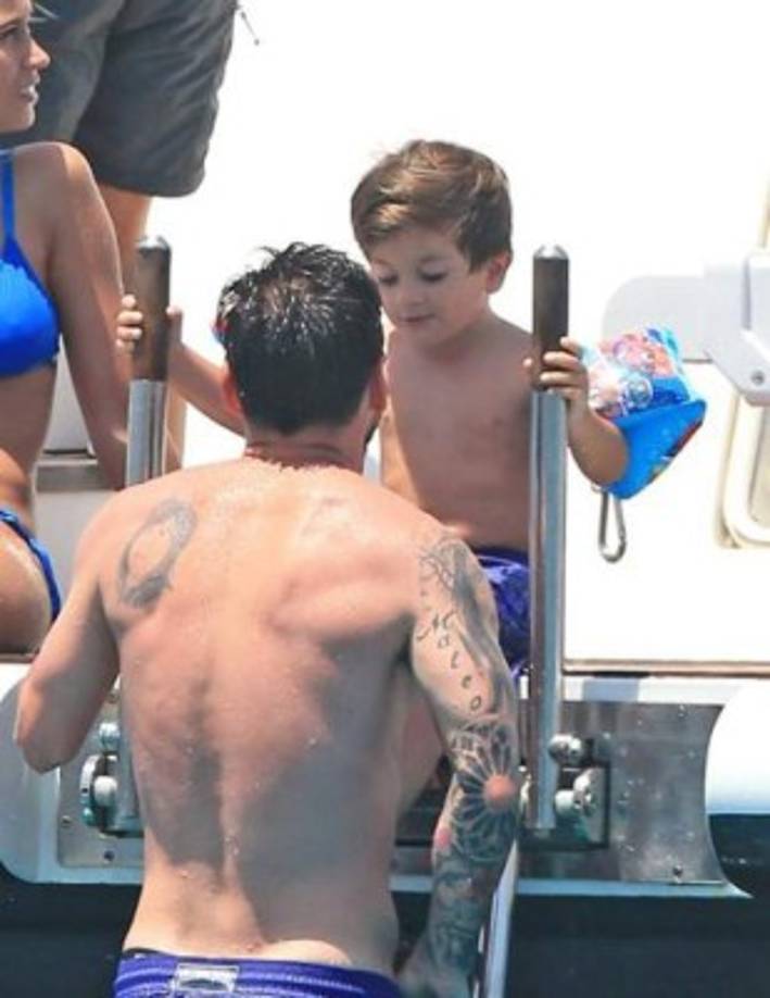 Messi consintiendo a uno de sus amados hijos. El argentino es un crack dentro y fuera de la cancha.