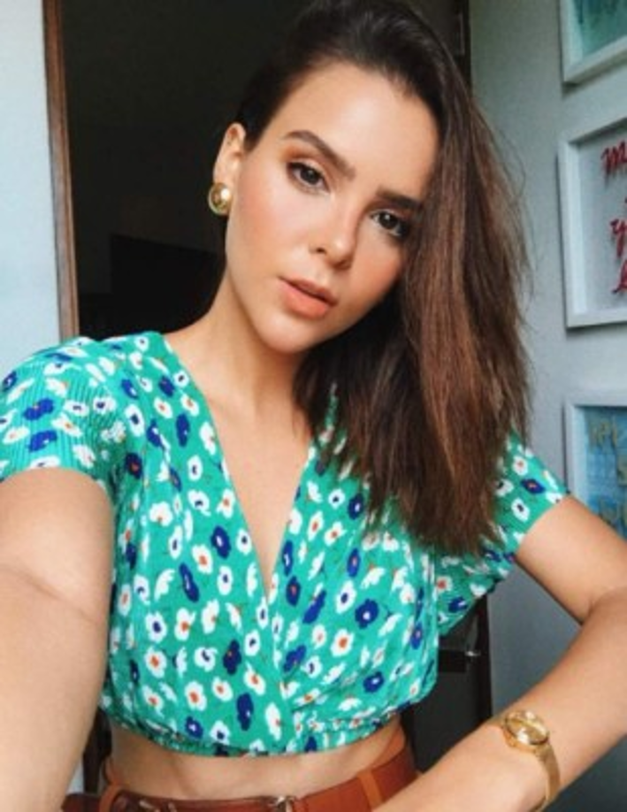 Yuya confirmó que está saliendo con un famoso cantante y compartió la imagen con su nuevo novio en sus historias de Instagram. La novedad causó revuelo entre los seguidores de Yuya. Algunos la criticaron por conseguir novio 'tan rápido'.