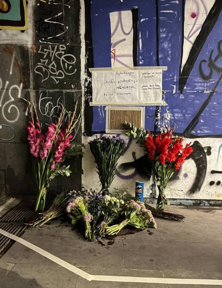 Tras la noticia de su fallecimiento, personas cercanas a ella acudieron a la estación de metro para rendirle un homenaje en su memoria. 