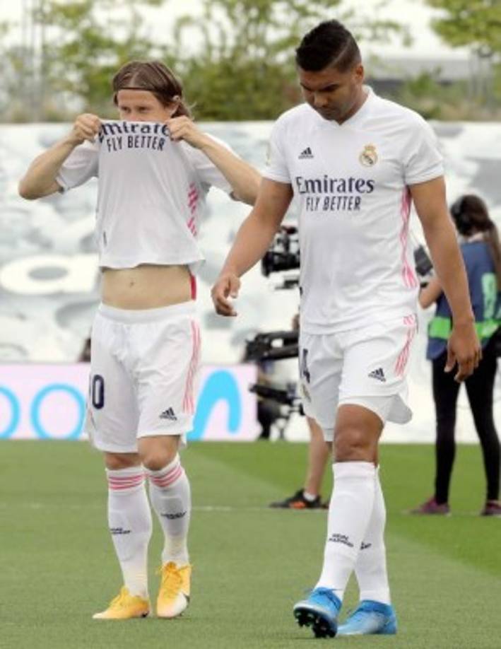 Luka Modric y Casemiro, cabizbajos al final del partido. Ya conocían de la victoria del Atlético.