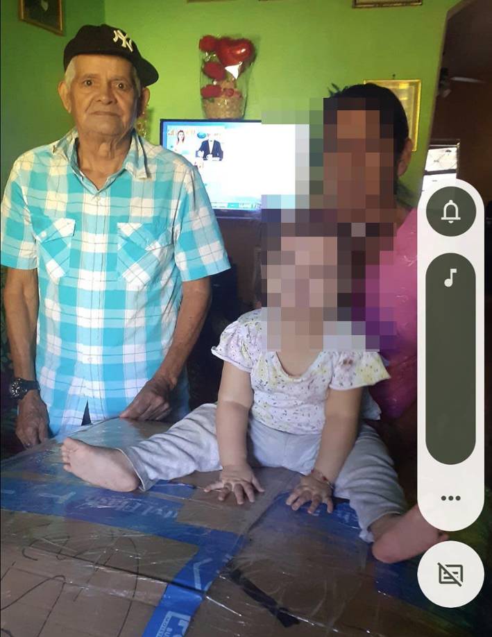 “En este día tan especial para muchos que celebran con sus familiares, para mí solo es un día común y corriente. Antes anhelaba que llegaran las doce para abrazar a mi papá y llamar a mi sobrina, pero ahora solo abrazo sus recuerdos y sus fotos”, inició su escrito Doris.