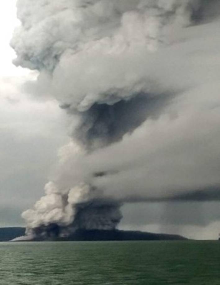 This picture taken on December 26, 2018 shows the Anak (Child) Krakatoa volcano erupting, as seen from a ship on the Sunda Straits. - Indonesia on December 27 raised the danger alert level for a volcano that sparked a killer tsunami, after previously warning that fresh activity at the crater threatened to launch another deadly wave. (Photo by STR / AFP)