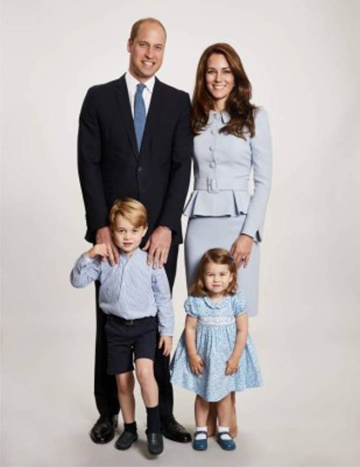 Guillermo y Kate Middleton, duques de Cambridge, compartieron su postal navideña junto a sus hijos: el príncipe George y la princesa Charlotte.