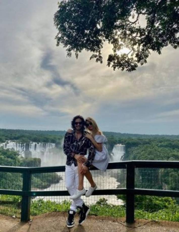 El actor cubano anunció su compromiso por medio de las redes sociales donde colgó unas imágenes de ambos, y también compartió en sus Stories de Instagram el momento en el que le entregó el anillo.