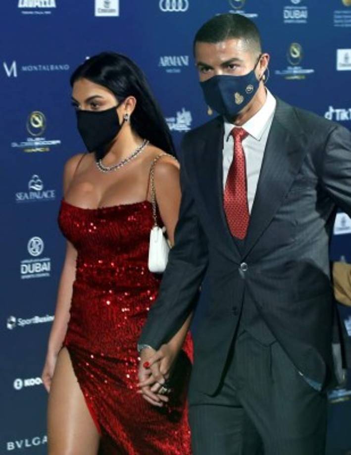 La pareja de Cristiano Ronaldo ha deslumbrado con un vestido rojo de lentejuelas.
