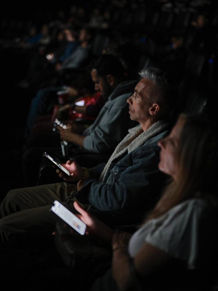 Hollywood experimenta con el uso del celular en los cines