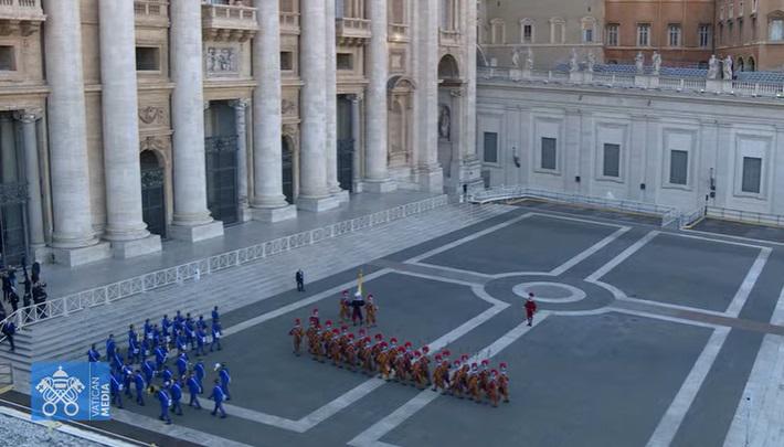 Alegría en la plaza de San Pedro: miles celebran que hay nuevo papa