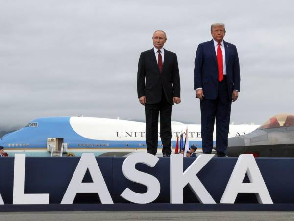 El presidente de los Estados Unidos, Donald Trump, y el presidente de Rusia, Vladimir Putin, en la pista de aterrizaje tras llegar para asistir a una reunión en la Base Conjunta Elmendorf-Richardson en Anchorage el 15 de agosto de 2025.