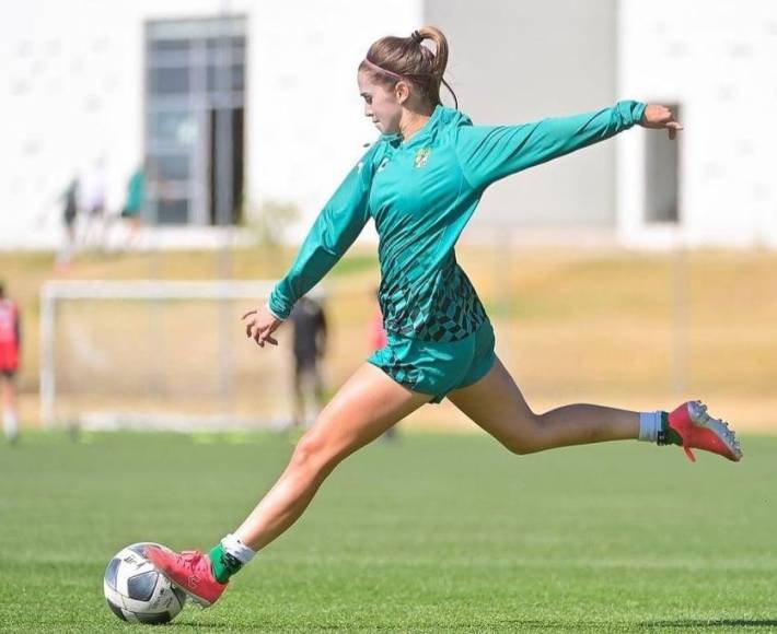 “Qué triste que por levantar la voz en mi país, acabe amenazada. Qué feo que por levantar la voz esté amenazada”, lamentó la joven futbolista mexicana.