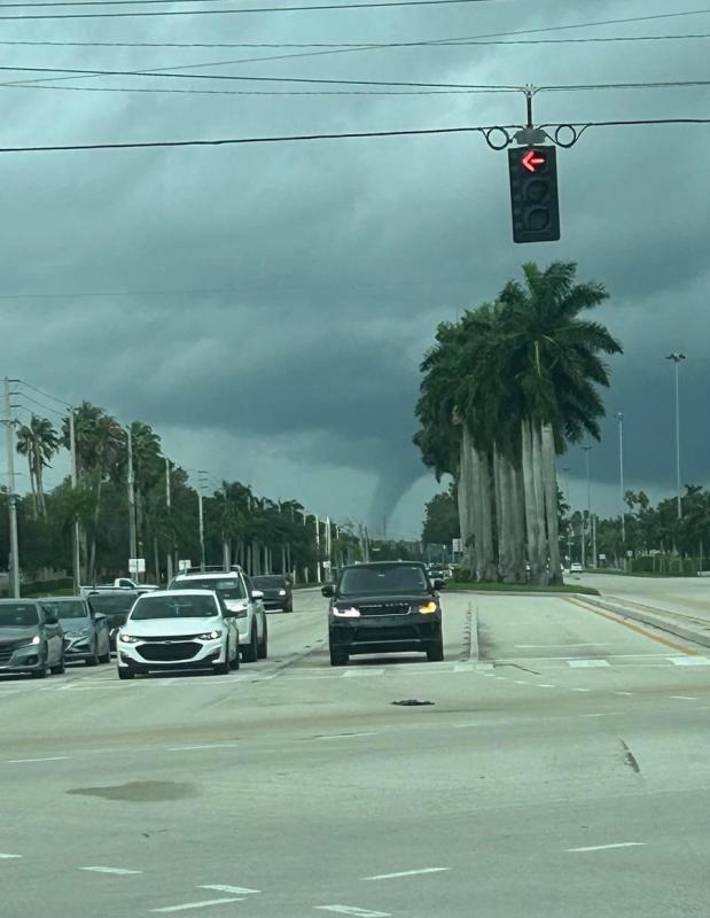 Cuando la velocidad del viento alcanza niveles significativos, la fricción en la superficie puede alterar el flujo de aire, lo que lleva a la formación de un vórtice giratorio en el frente de racha. Este vórtice se origina a nivel del suelo y puede extenderse cientos de pies en el aire, dando lugar a un tornado de giro rápido.