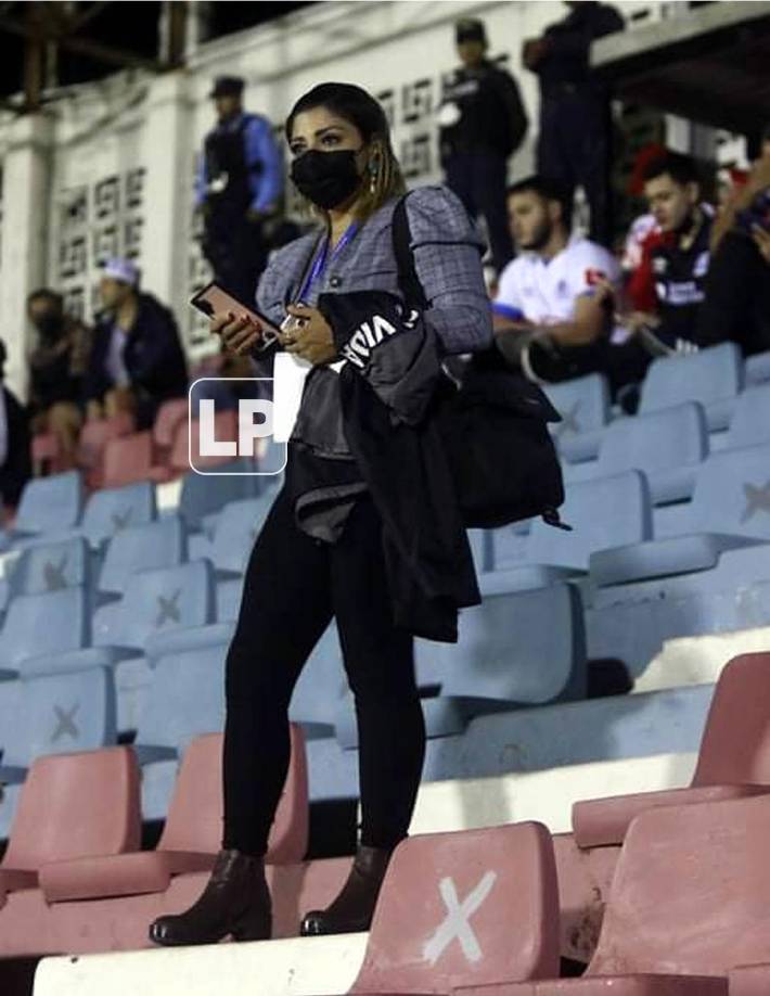 La periodista deportiva Mayra Pastrana, quien además es jefa de prensa del Vida, no se perdió el partido ante Olimpia.