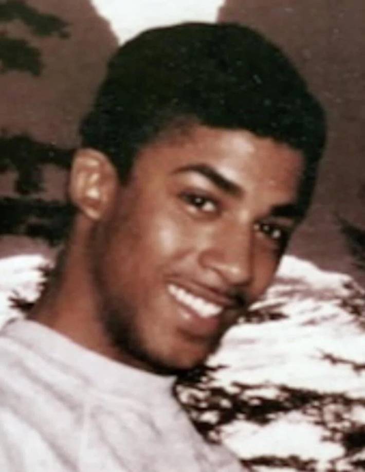 Anthony Sears: El aspirante a modelo Anthony Sears, de 24 años, conoció a Dahmer en un bar, luego fue con el asesino a su casa, donde lo drogó y estranguló. Dahmer también guardó trofeos espantosos de este asesinato, la cabeza y las partes íntimas de Sears, porque encontró a Sears “excepcionalmente atractivo”.