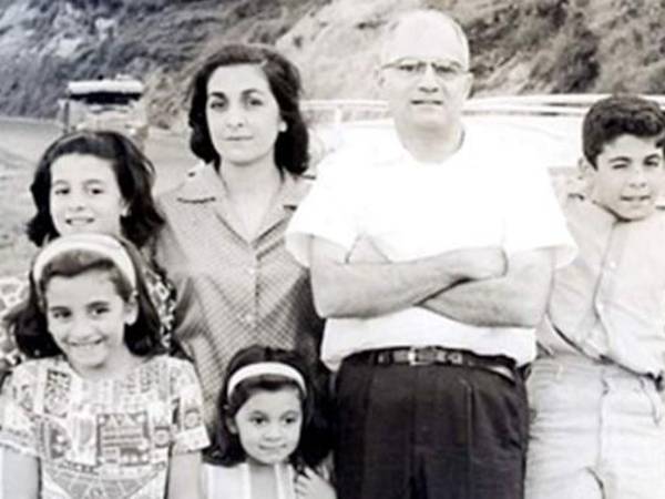 En la fotografía aparece Salvador Nasralla cuando apenas era un niño (tenía 11 años) junto con su familia.