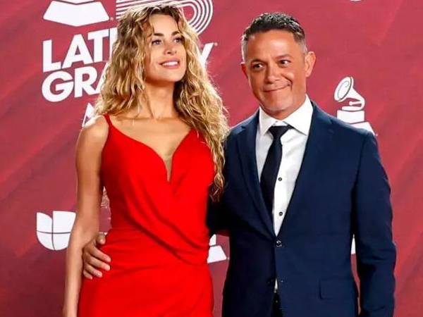 Fue en la pasada edición de los premios Grammy Latinos cuando el cantante español Alejandro Sanz presentó a su nueva pareja, su compatriota actriz Candela Márquez luego de desatar rumores de un posible romance entre ambos y tras más de un año del fin de su relación con la cubana la artista cubana Rachel Valdés.