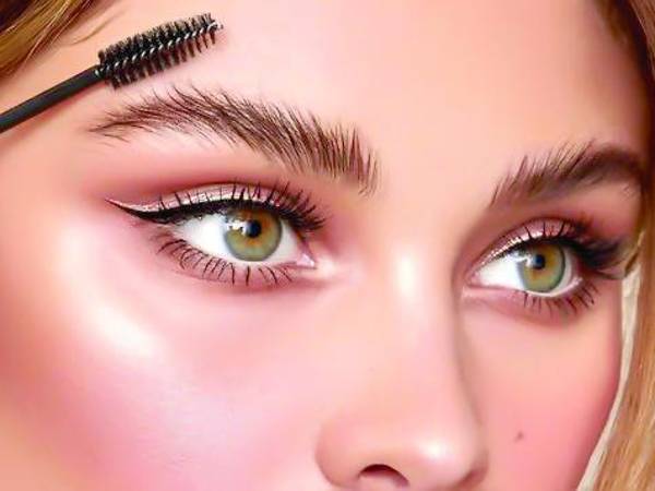 El laminado de cejas se puede aplicar sobre cualquier tipo de cejas para solucionar los diferentes problemas comunes: vellos desiguales, forma indefinida o incorrecta, crecimiento descontrolado, etc. El proceso puede durar entre 40 minutos y una hora, dependiendo del tipo de ceja.