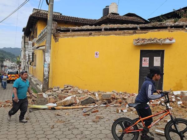 Las autoridades de protección civil de Guatemala informaron que el número de los fallecidos debido a los fuertes sismos del martes aumentó a cinco, incluida una persona que perdió la vida por un infarto.