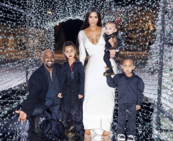 Kim Kardashian<br/><br/>El 16 de enero la empresaria y su esposo, Kanye West, se convirtieron en padres por tercera vez.<br/><br/>La bebé pesó 3.3 kilos y nació gracias a un vientre de alquiler. Kardashian anunció la noticia a través de un comunicado.<br/><br/>El rapero y la socialité decidieron recurrir a la gestación subrogada debido a que ella padece de una condición en la que la placenta se adhiere a la pared uterina.<br/><br/>West y Kardashian también son padres de dos niños: North, de 4 años y medio, y Saint, de 2.