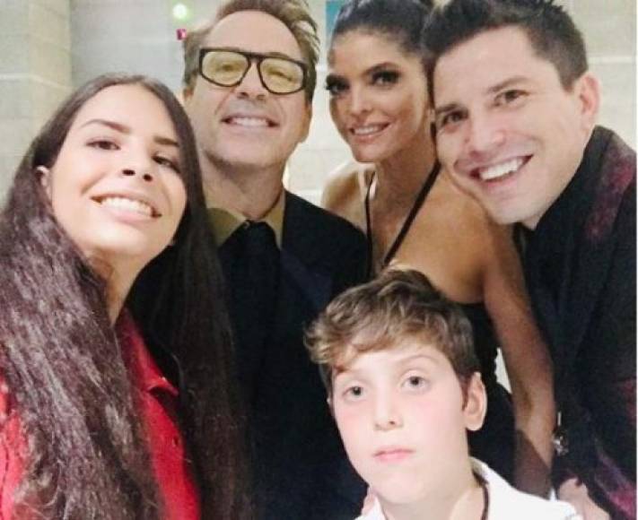 La cantante mexicana Ana Bárbara llama 'hijos del alma' a Paula y José Emilio, hijos de su ex esposo José María Fernández, El Pirru con Mariana Levy. La artista llevó a Paula y a sus hijos a la premier mundial de 'Avengers: Endgame' y posaron con el actor Robert Downey Jr.